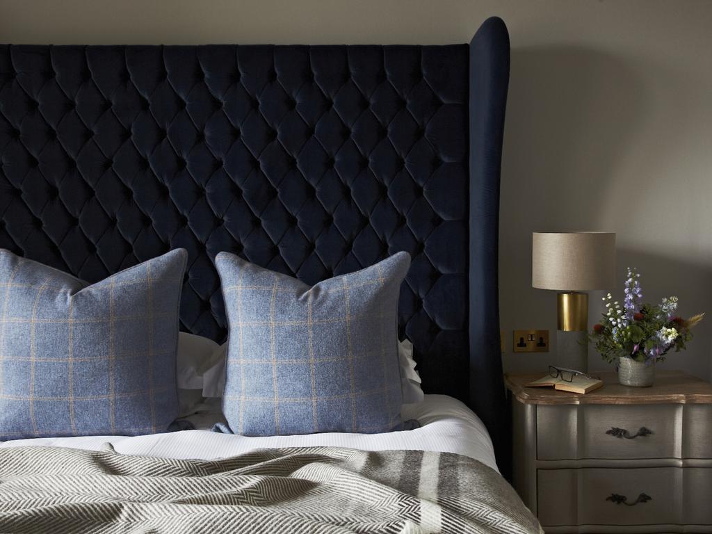 The Roseate Edinburgh - Small Luxury Hotels Of The World Exteriér fotografie A bed with a blue velvet headboard