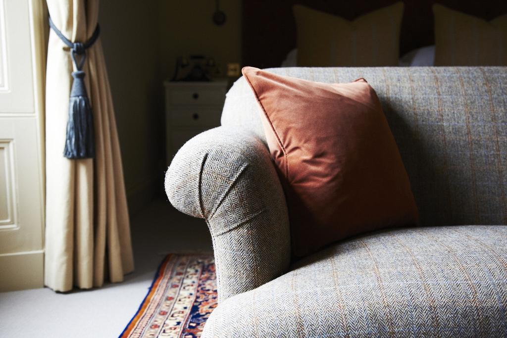 The Roseate Edinburgh - Small Luxury Hotels Of The World Exteriér fotografie A throw pillow on a sofa