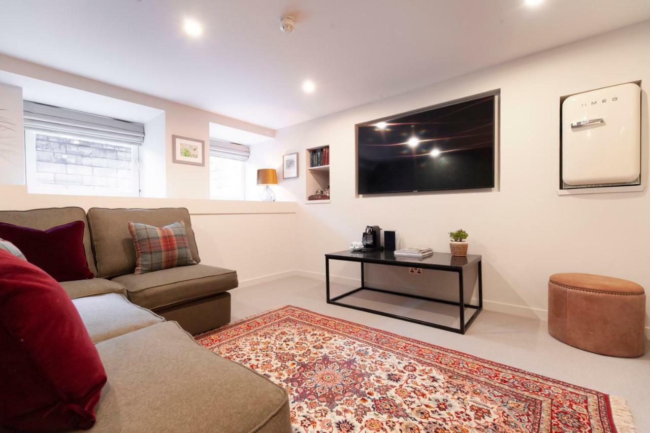 The Roseate Edinburgh - Small Luxury Hotels Of The World Exteriér fotografie A living room in a serviced apartment in London