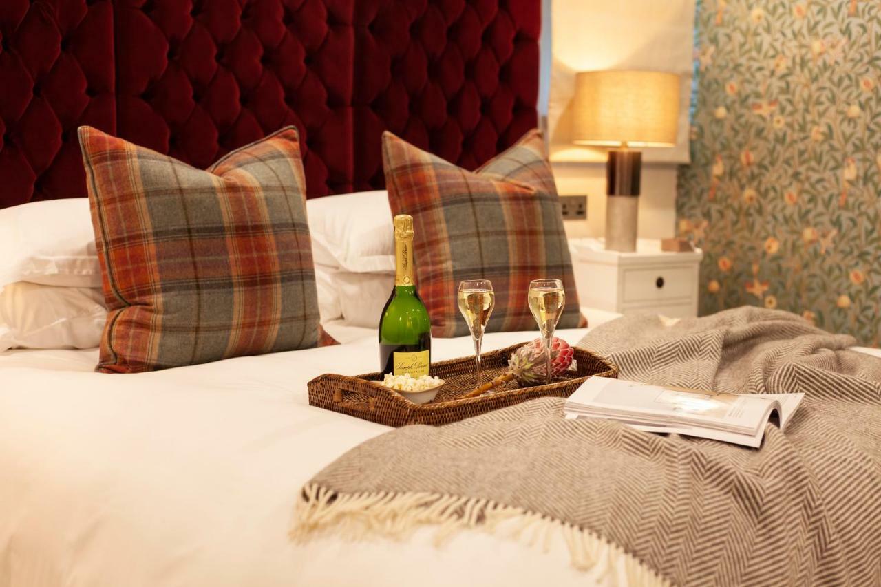 The Roseate Edinburgh - Small Luxury Hotels Of The World Exteriér fotografie A bedroom at The Old Inn